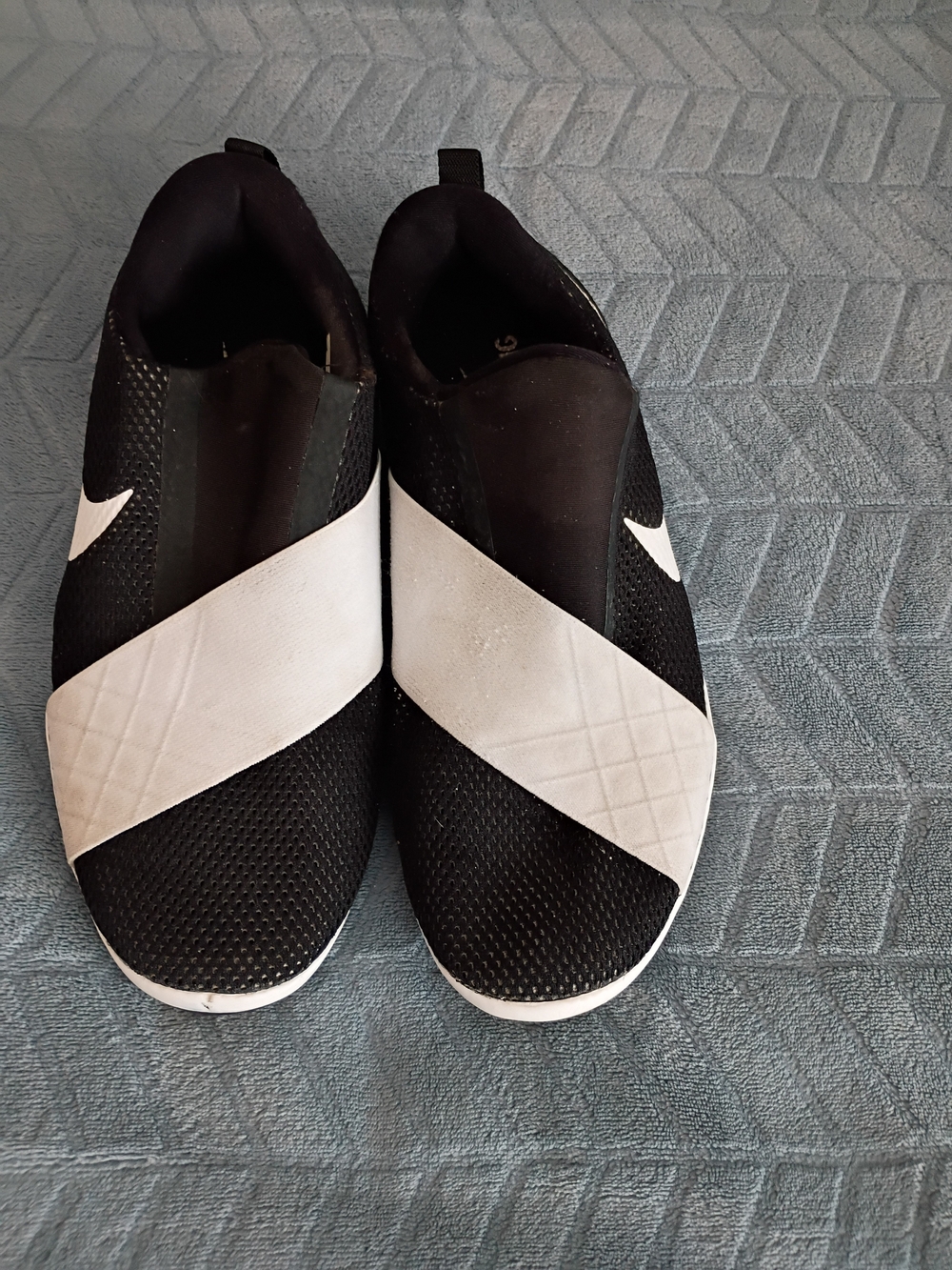 Nike Free Women’s Slip-On Athletic Trainers - Black & White Size 7.5(US)